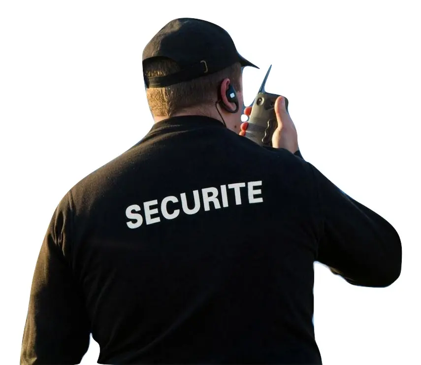 Agent de sécurité en uniforme sur site (niveau Rouge — tenue standard)